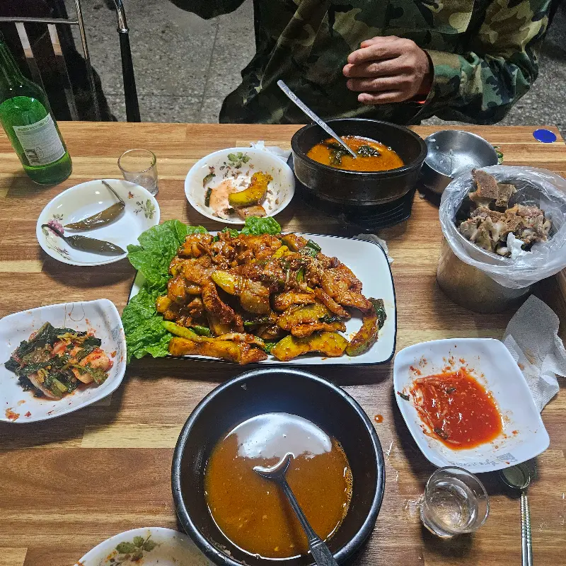 제육볶음과 함께 차려진 푸짐한 한 상