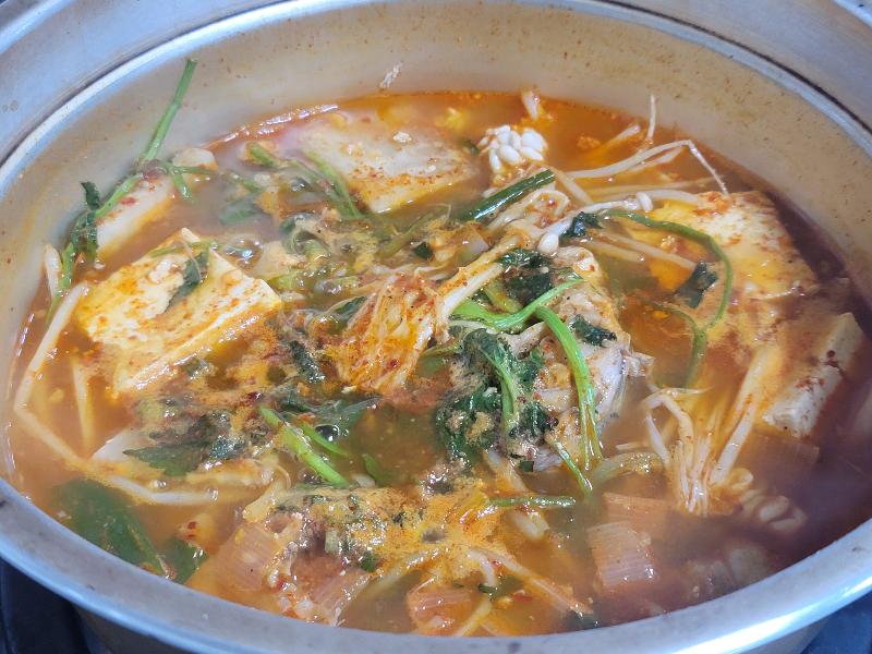 다양한 재료가 듬뿍 들어간 동태찌개