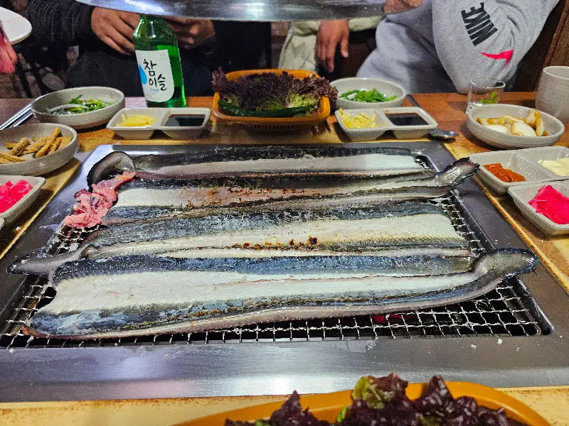 푸짐하게 차려진 장어 한 상 차림