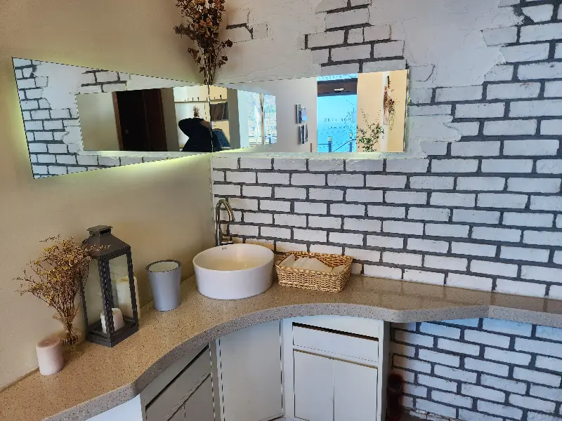 따뜻한 햇살이 들어오는 창가 자리