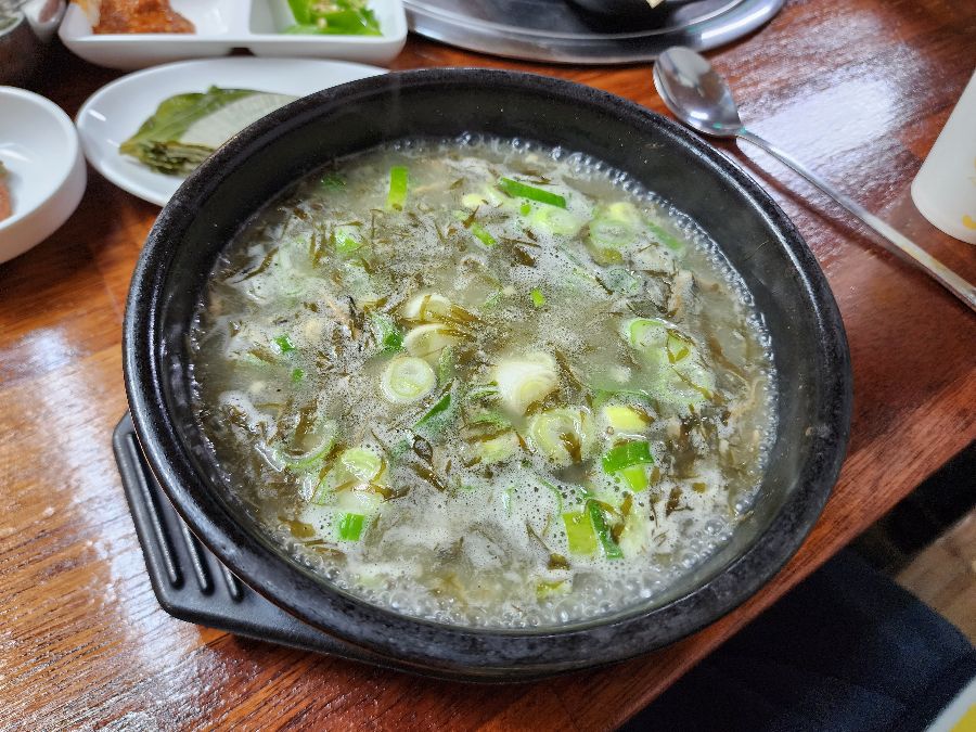 뚝배기에 담겨져 나오는 몸국