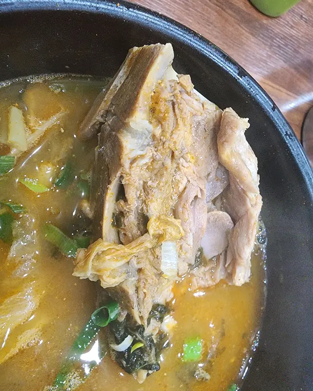 큼지막한 뼈에 푸짐하게 붙은 살코기