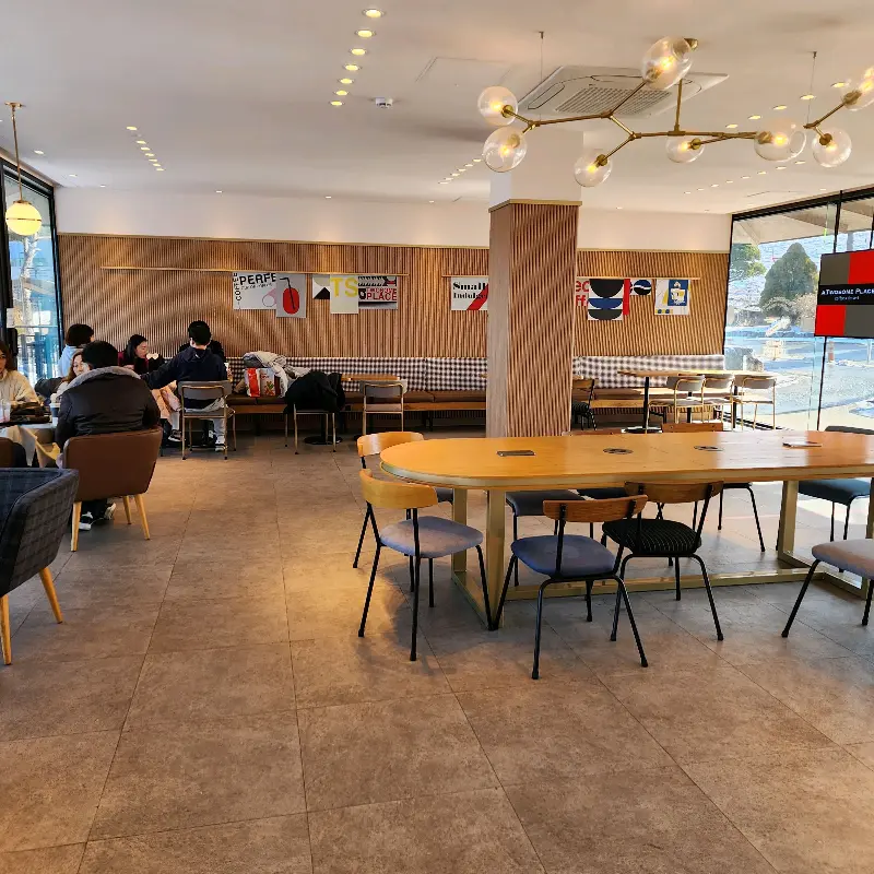 투썸플레이스 벨포레점 내부 전경