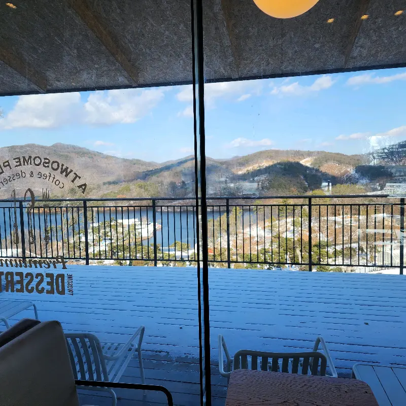 창밖으로 보이는 설경