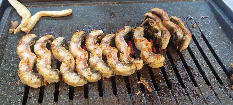 숯불 위에서 익어가는 장어