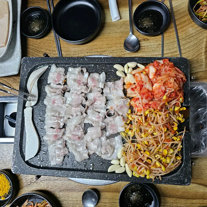 푸짐하게 차려진 대패삼겹살 한 상