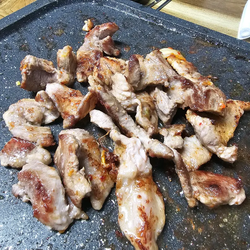 노릇하게 익어가는 대패삼겹살