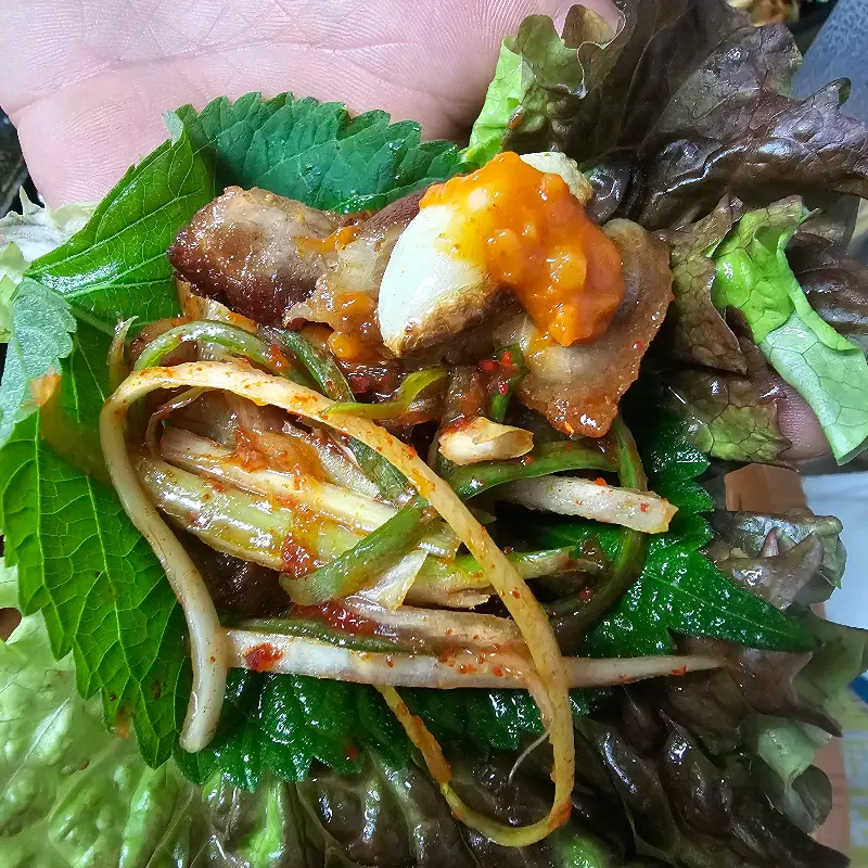 쌈 채소에 싸 먹는 대패삼겹살