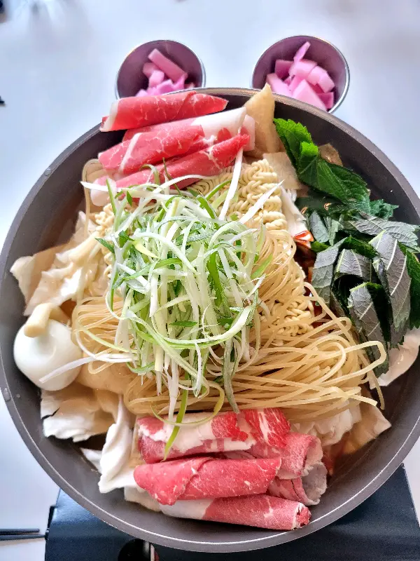 차돌박이 토핑이 올라간 떡볶이