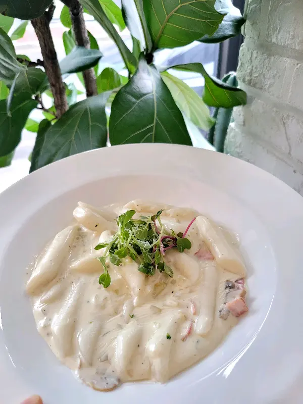 세련된 플레이팅이 돋보이는 크림 떡볶이