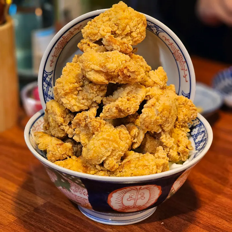 푸짐한 양의 치킨 가라아게