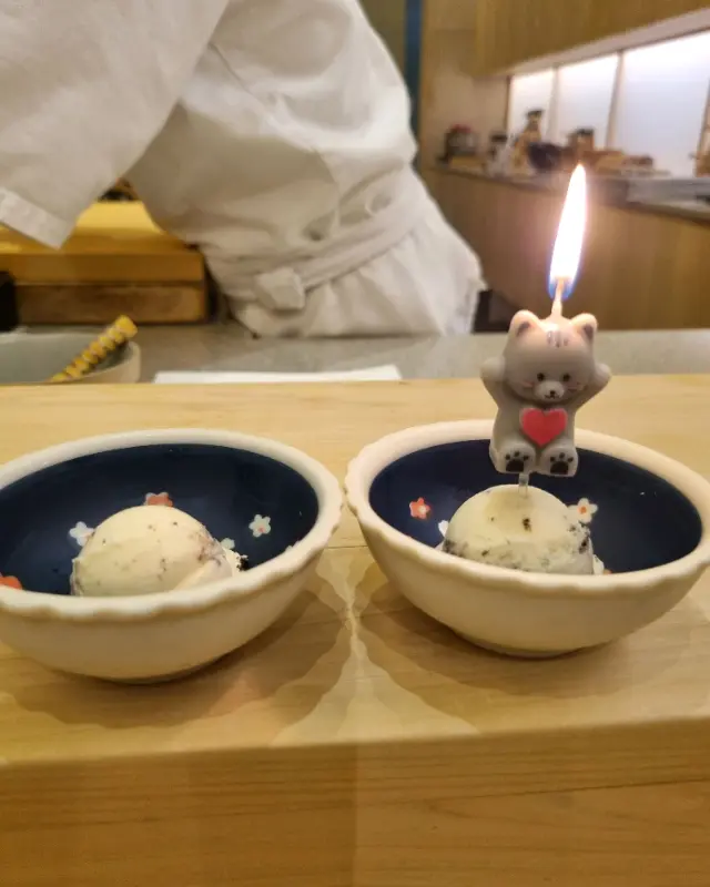 기념일 서비스, 고양이 초가 꽂힌 아이스크림