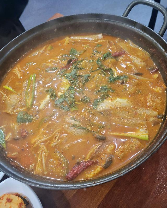 곱창과 야채가 듬뿍 들어간 곱창전골