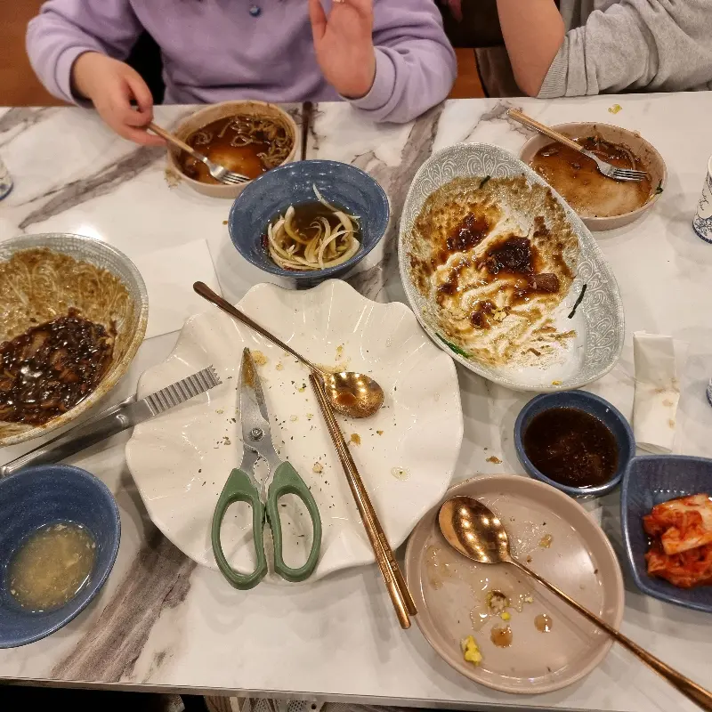 깔끔하게 비워진 그릇들