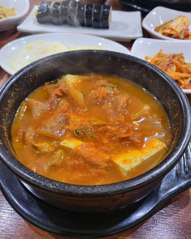 김치와 두부가 듬뿍 들어간 김치찌개