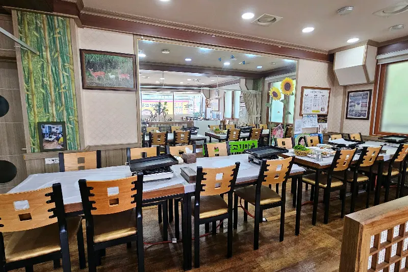 넓은 홀과 테이블