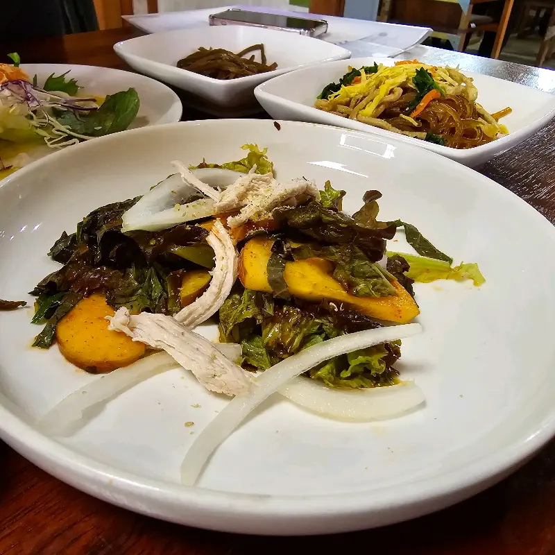 정갈하게 차려진 반찬들