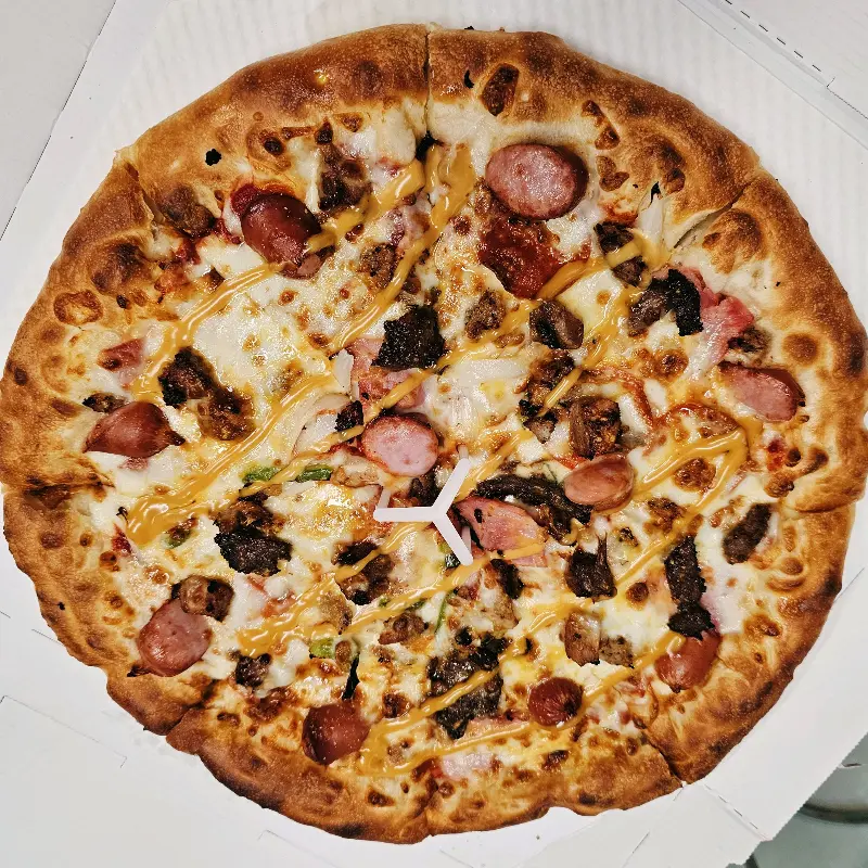 푸짐한 토핑이 인상적인 피자