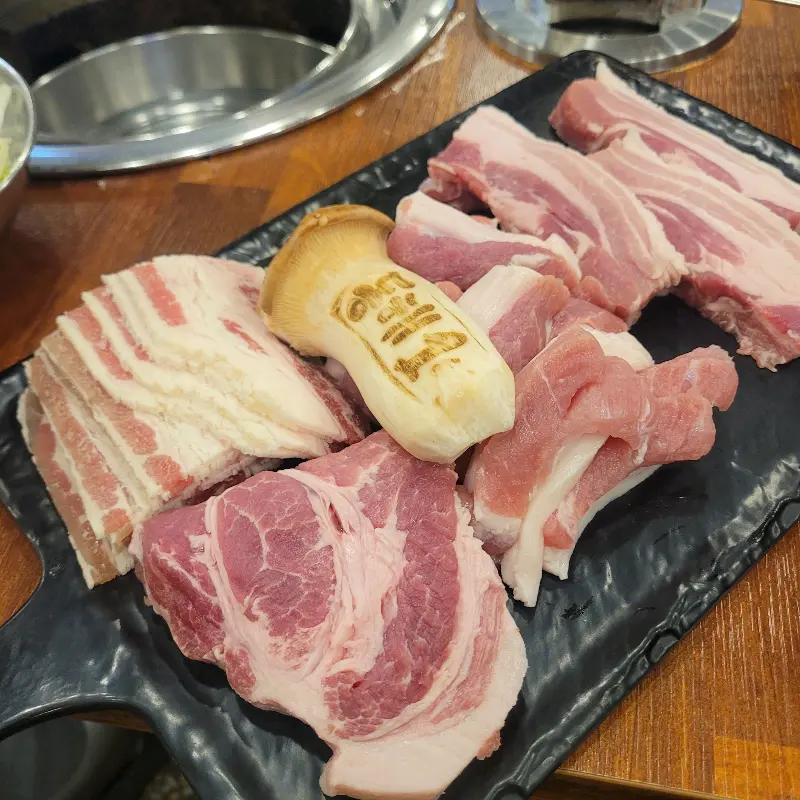 신선한 고기 한 상 차림