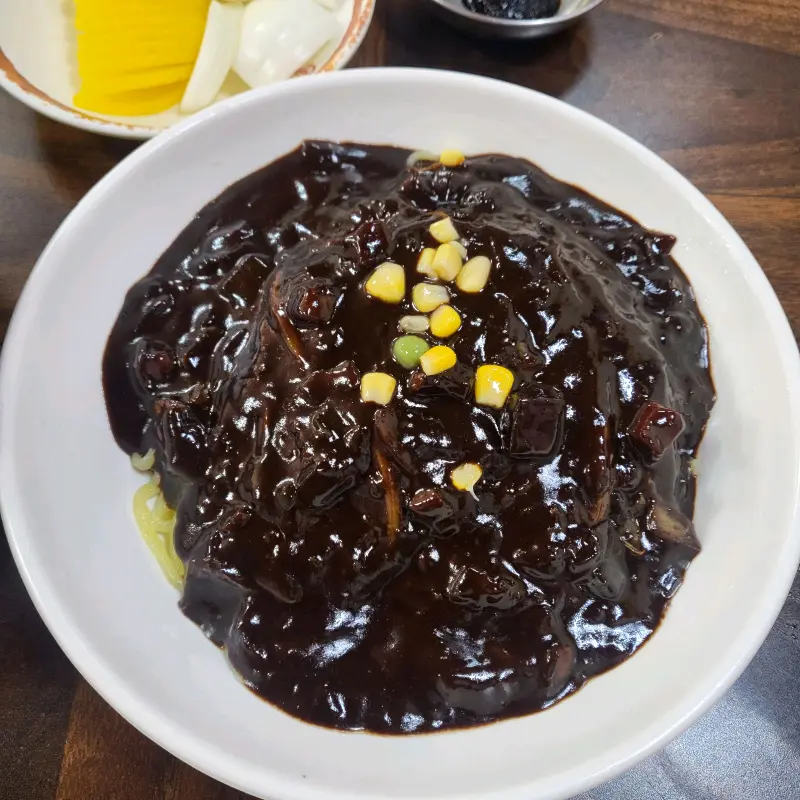 윤기가 흐르는 짜장면