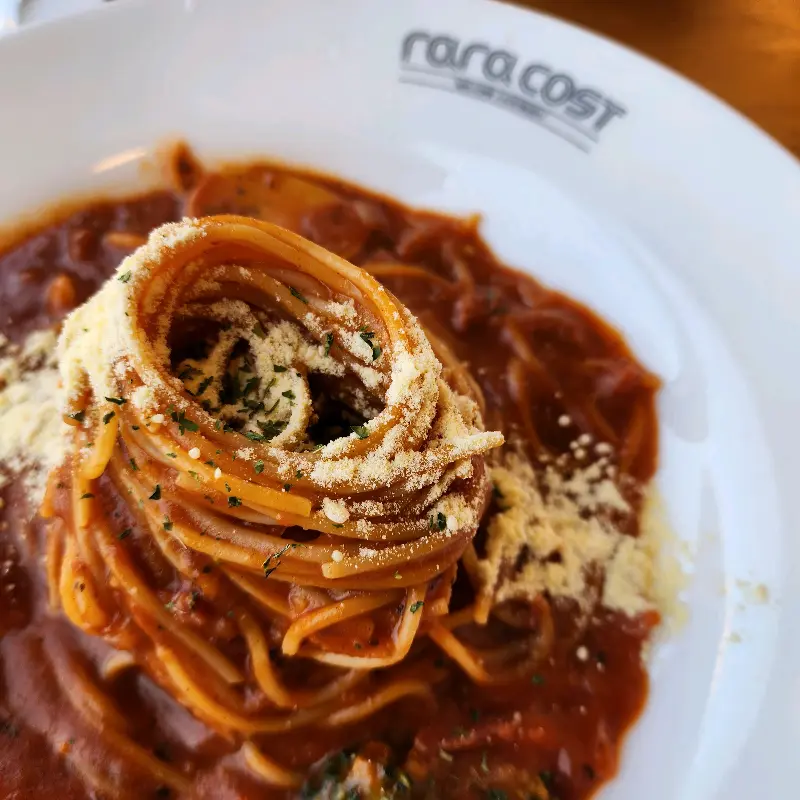 미트 소스가 듬뿍 올려진 파스타