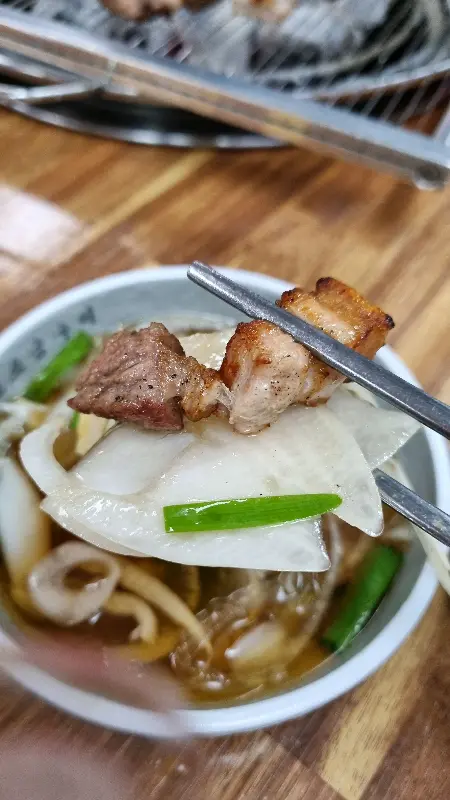 육즙 가득한 오겹살 한 점