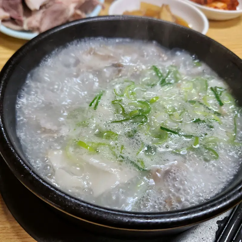 순대국밥의 푸짐한 건더기