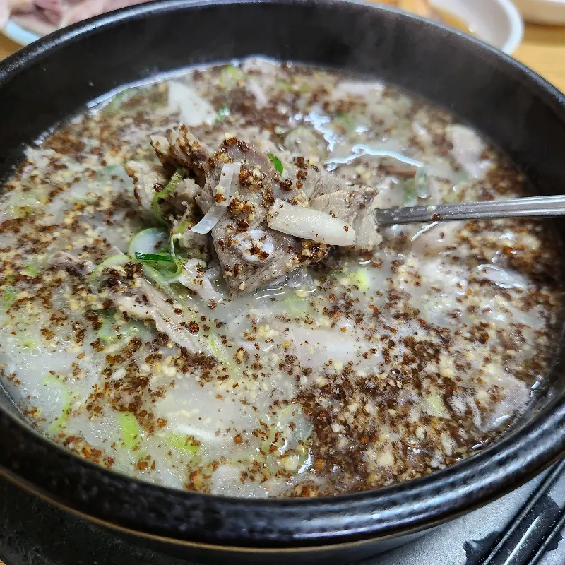 다진 양념을 푼 순대국밥