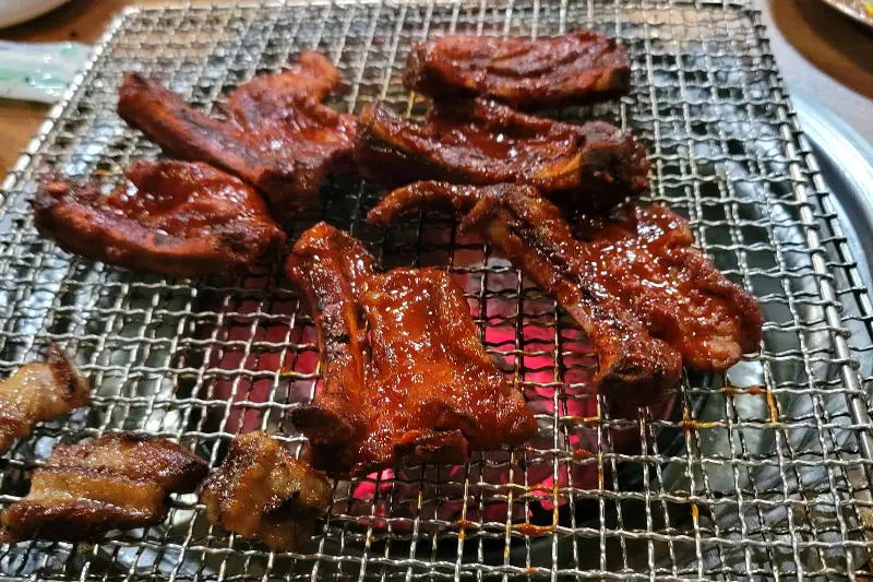 숯불 위에서 맛있게 익어가는 매운 쪽갈비
