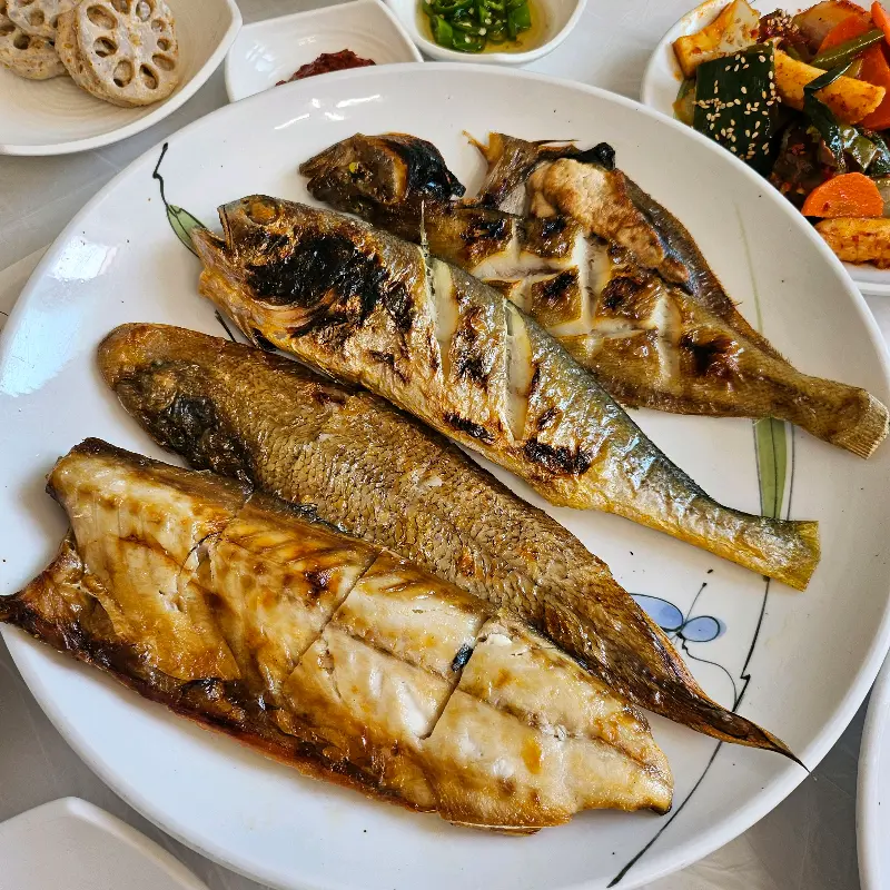 다시 봐도 군침이 도는 생선구이 정식