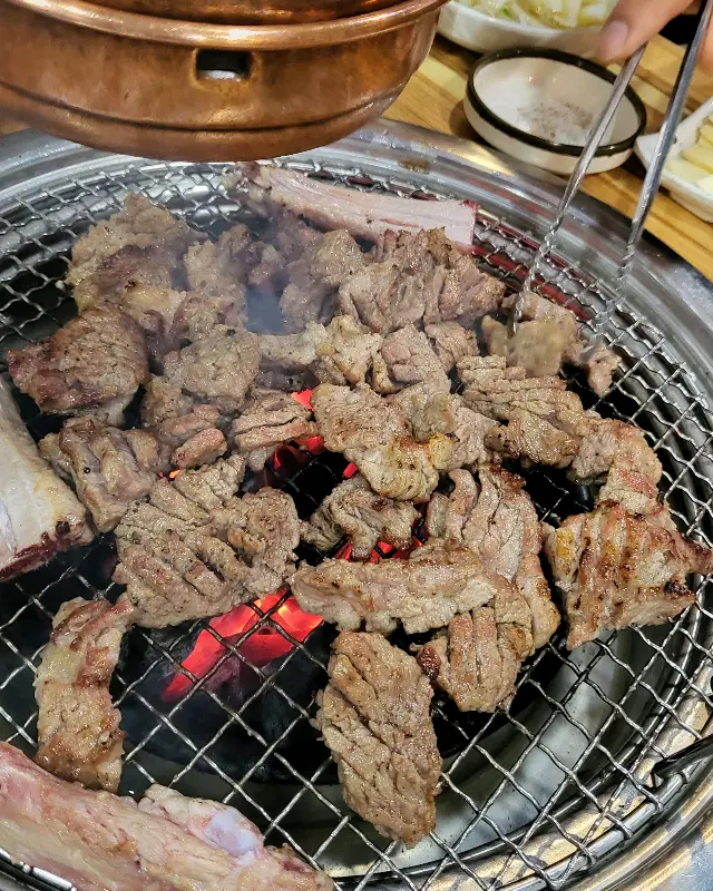 숯불에 구워먹는 돼지생갈비