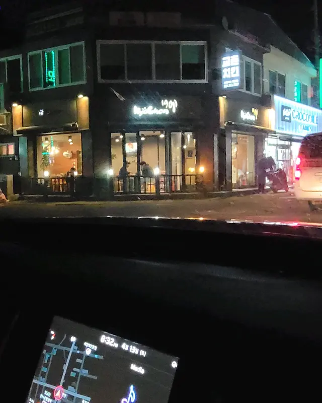 교촌치킨 장흥점 야경