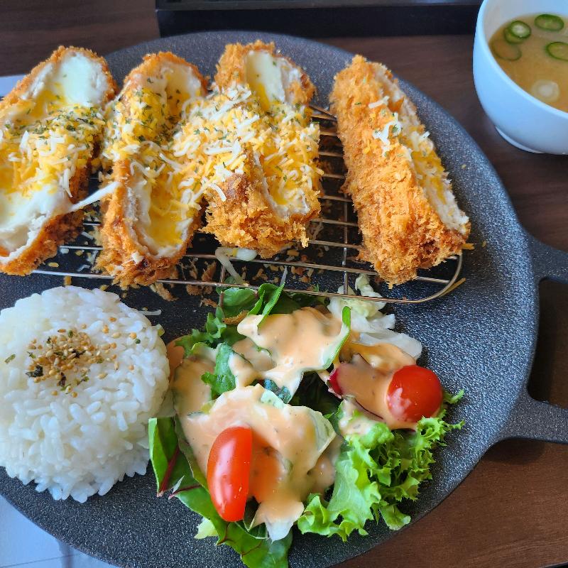 치즈가 듬뿍 올려진 돈까스