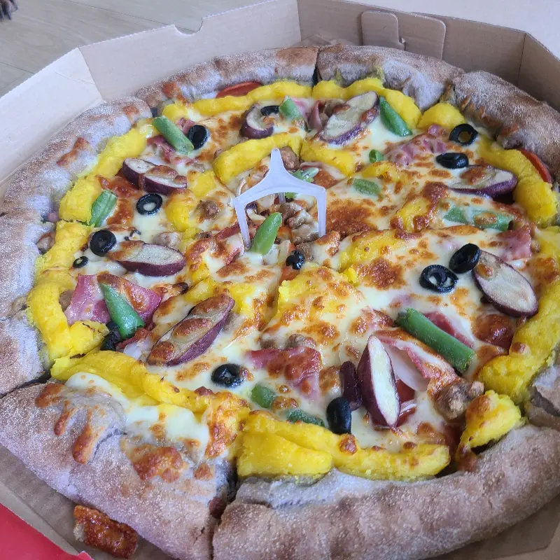 토핑이 가득한 피자