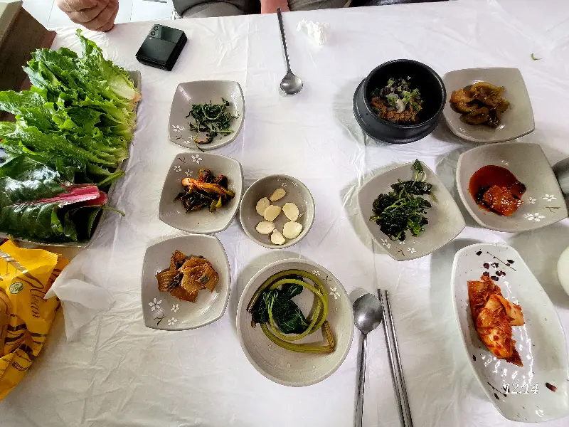 푸짐한 쌈 채소와 밑반찬