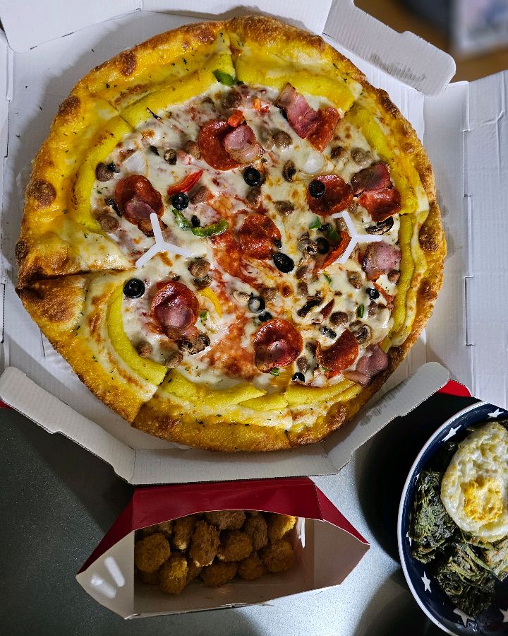 테두리가 노릇하게 구워진 피자의 모습