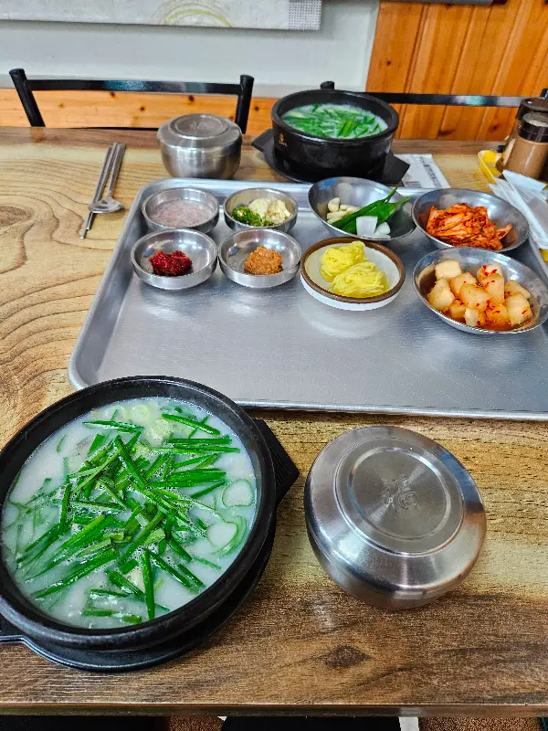 푸짐한 돼지국밥 한 상