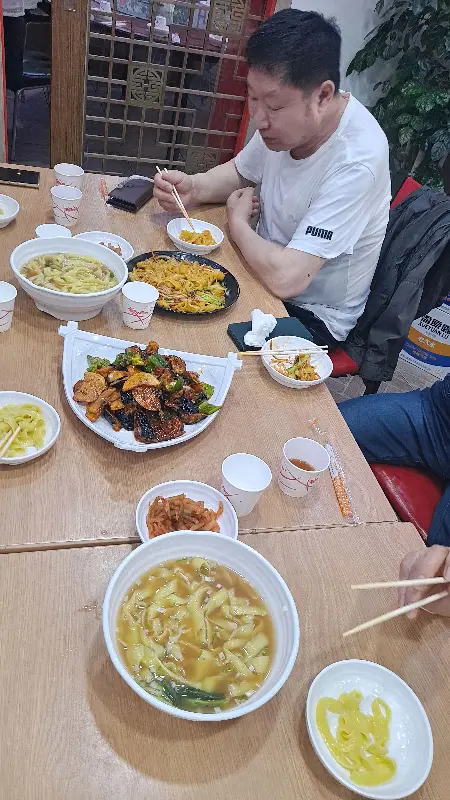 테이블에 가득 차려진 음식들