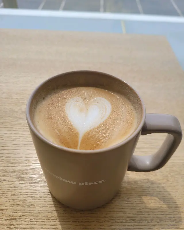 하트 모양 라떼 아트가 인상적인 커피 음료