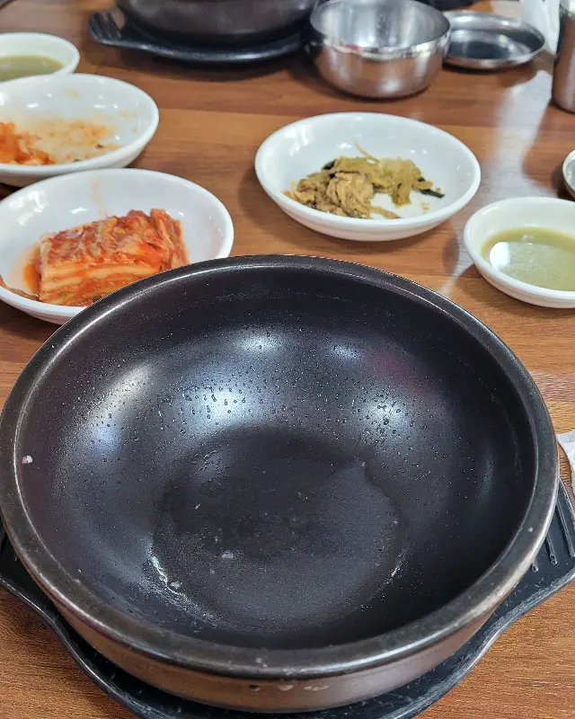 깨끗하게 비운 뚝배기