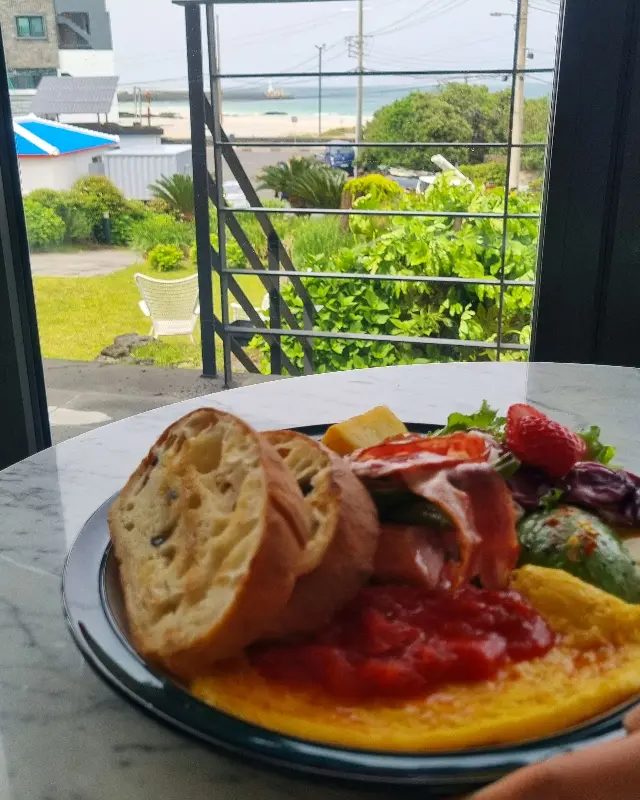 브런치와 함께 보이는 세화 해변