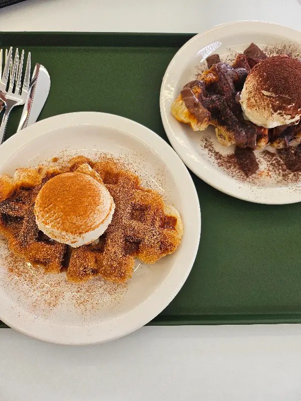 카페 내부 테이블 좌석