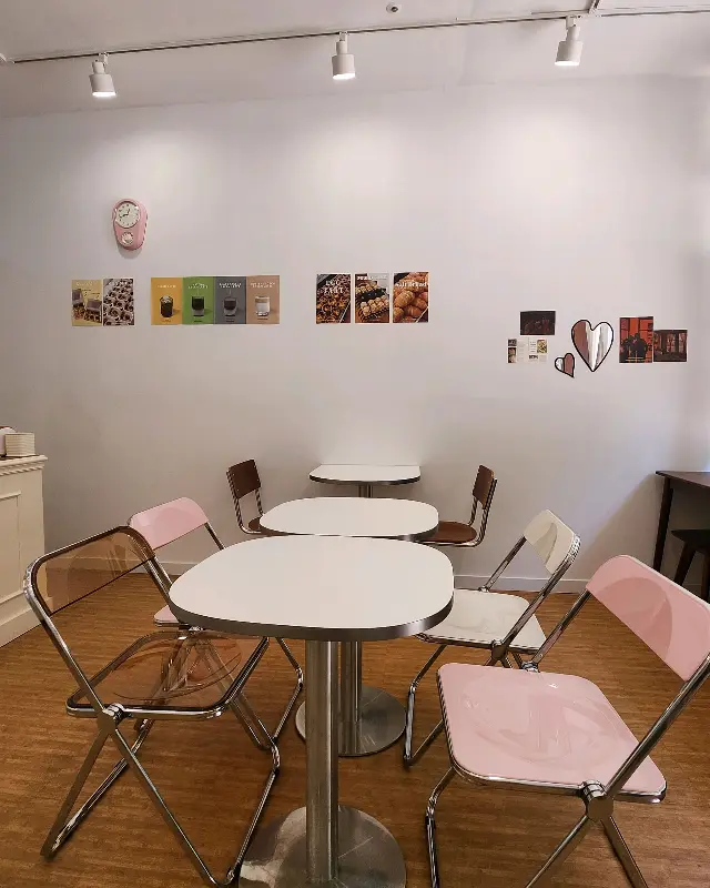 깔끔한 매장 내부