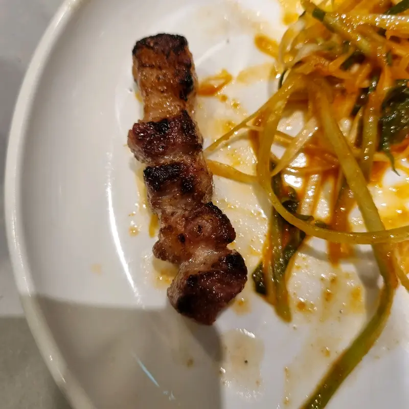 잘 구워진 삼겹살 한 점