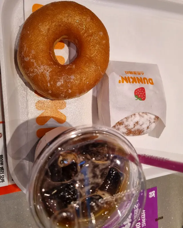 아이와 함께 던킨을 즐기는 모습