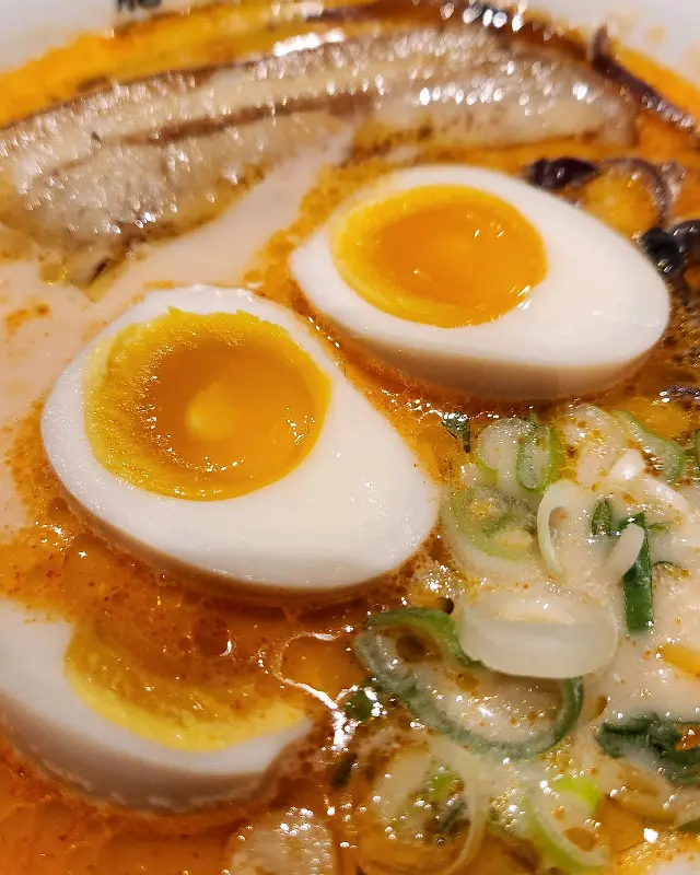 반숙 계란의 클로즈업 샷