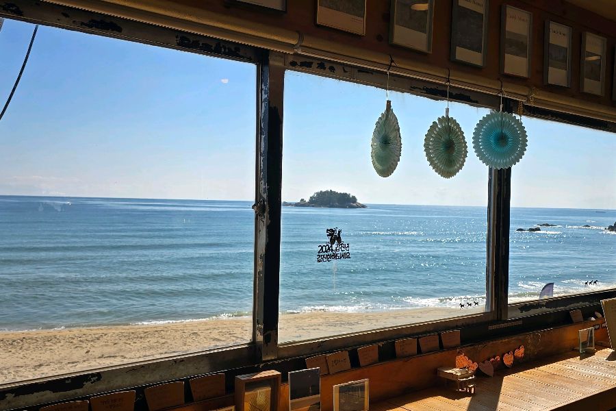 카페 내부 테이블 좌석