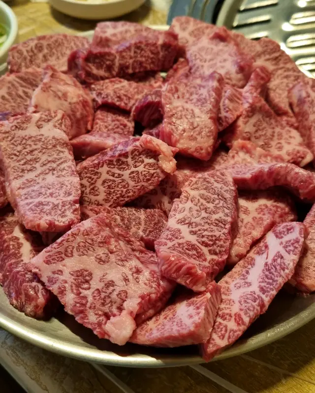 마블링이 예술인 신선한 고기