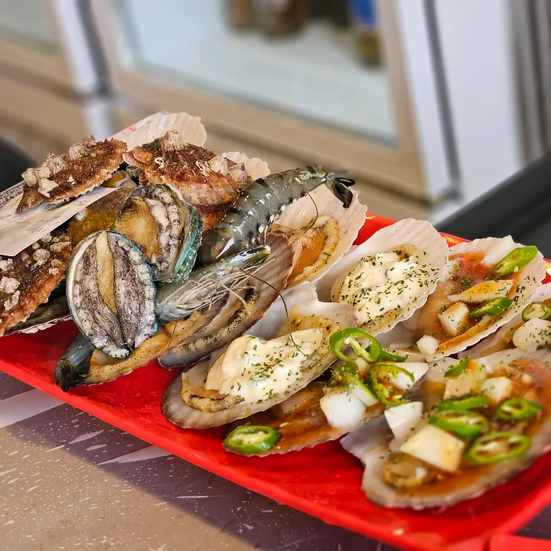 다양한 토핑이 올라간 조개구이