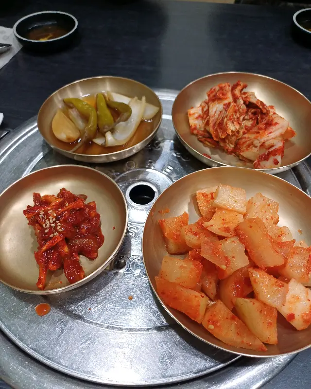 놋그릇에 담겨 나온 정갈한 밑반찬